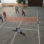 Alumnos del colegio La Asunción de Montilla jugando en el patio durante el recreo en el colegio