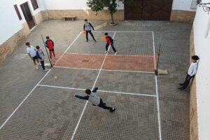 Alumnos del colegio La Asunción de Montilla jugando en el patio durante el recreo en el colegio